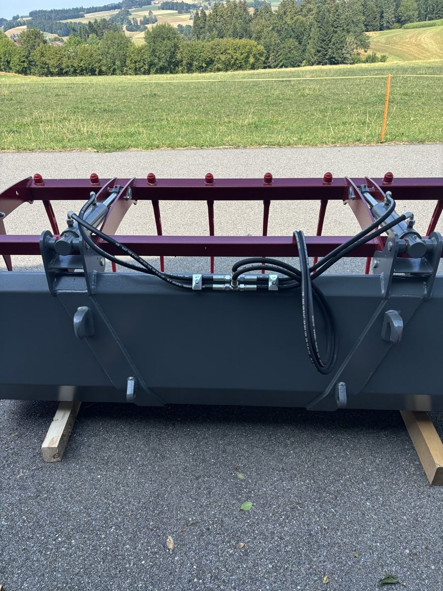 Greifer: Schaufelgreifer Frontlader Anbaugerät. Stekro 2meter – Neu (gemäss Beschreibung) aus Sumiswald von ern_9w29 1