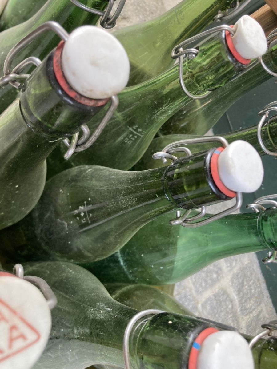 Bicchieri, Caraffe & Bottiglie: Bügelflaschen, inkl. antike Holz Harasse – Usato da Bern venduto da Croquant 4