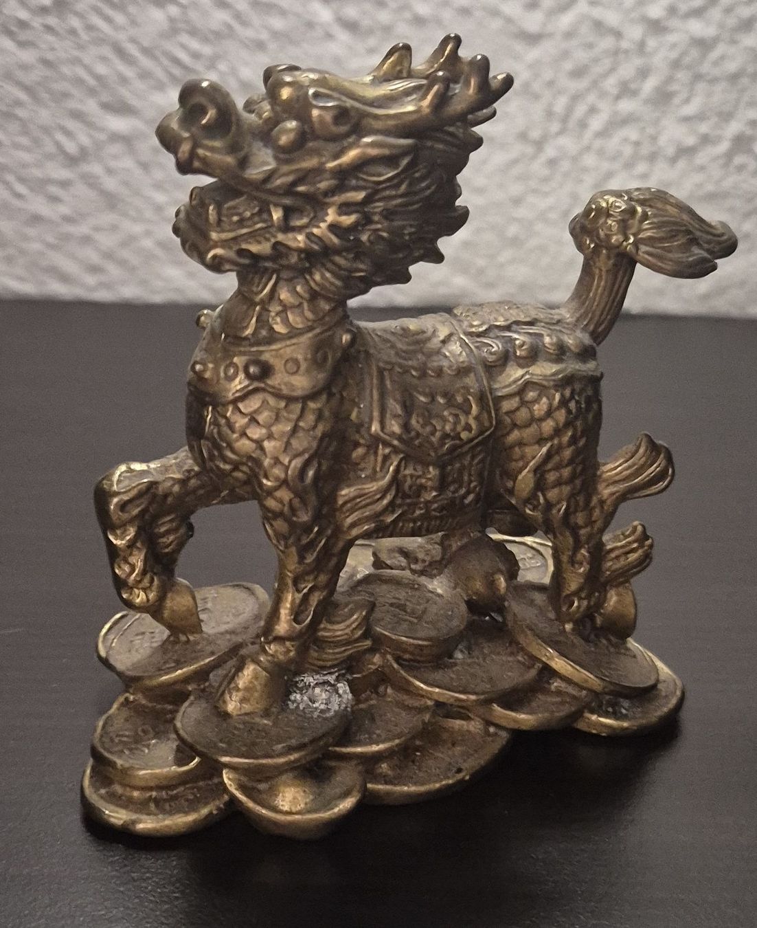 Sculptures & Statues: Messingfigur Drache auf Muenzen neuwertig – D'occasion à Seuzach par rjuc