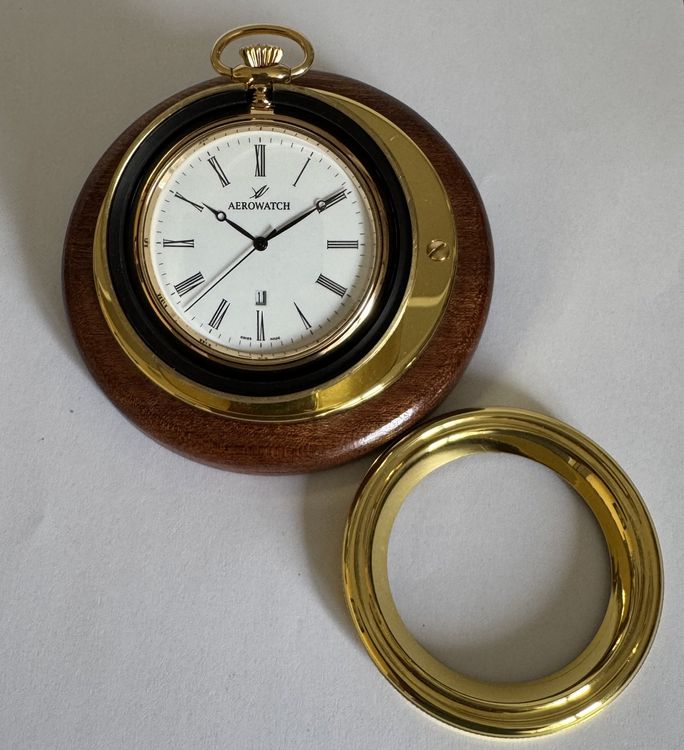 Aerowatch Orologi: Elegante Aerowatch Taschenuhr vergoldet mit Mahagoni Sockel – Nuovo e nell'imballaggio originale da Hombrechtikon venduto da Oldclock 2