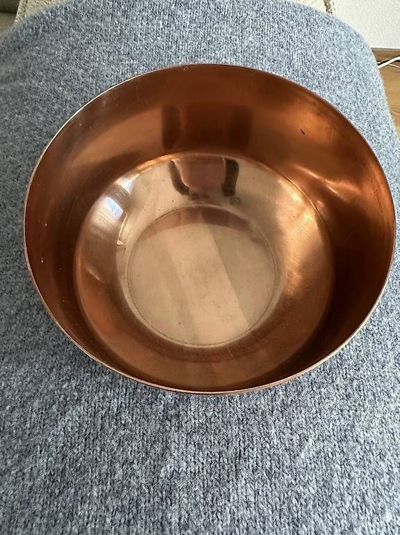 Ciotole: Dekorative Kupferschale mit Holzdeckel – Usato da Luzern venduto da v.furrer 4