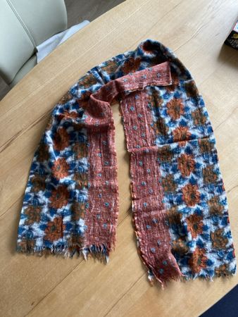 Weicher, hochwertiger Wollschal mit Stickerei, NICHT kratzig