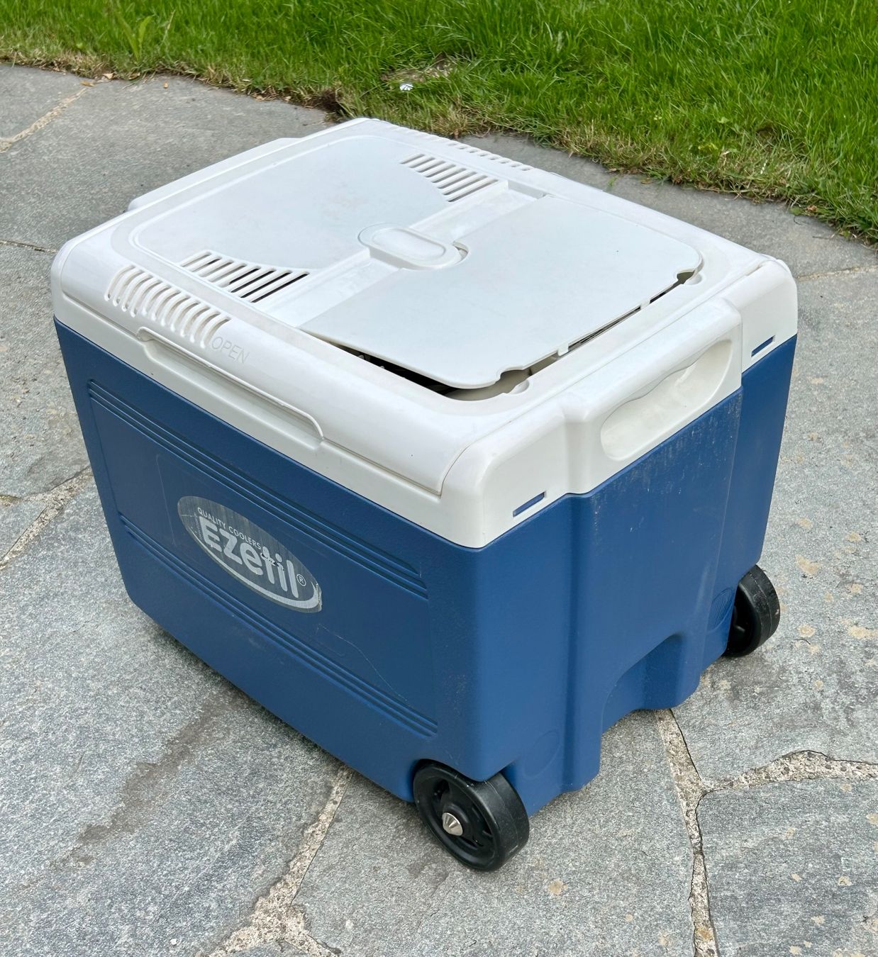 Frigoriferi & Refrigeratori: Camping Kühlbox 12/220V – Usato da Thalwil venduto da Polichimelle