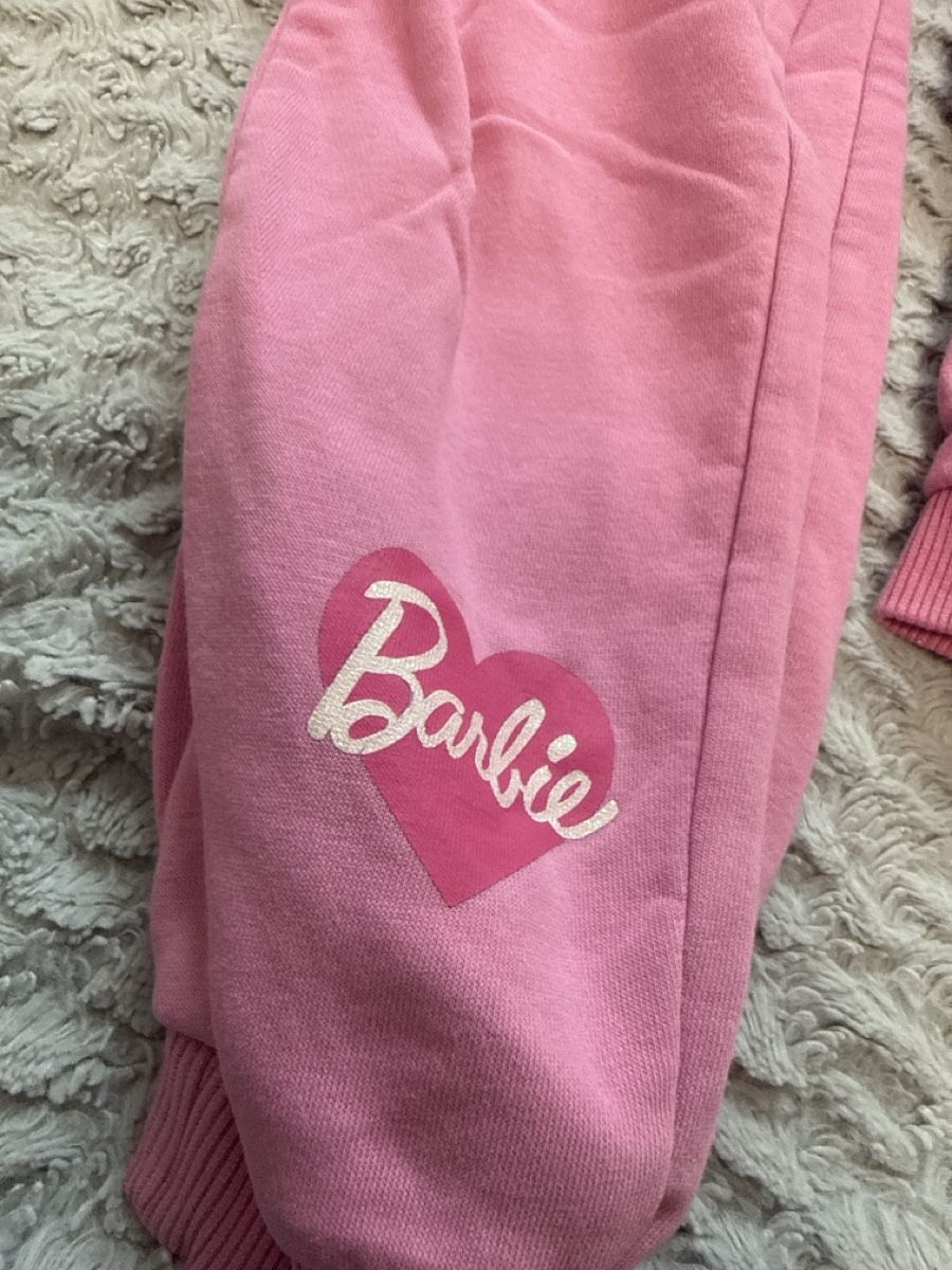 H&M Completi: Rosa H&M Barbie Jogginganzug, Grösse 110 – Usato da Zürich venduto da Krikri21 3