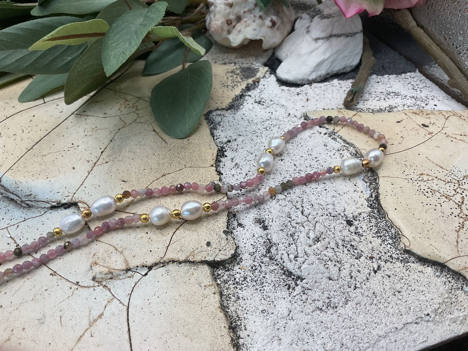 Catenine: Leichtes Collier Turmalin mit Süsswasserperlen – Usato da luzern venduto da Alpendorf1 2