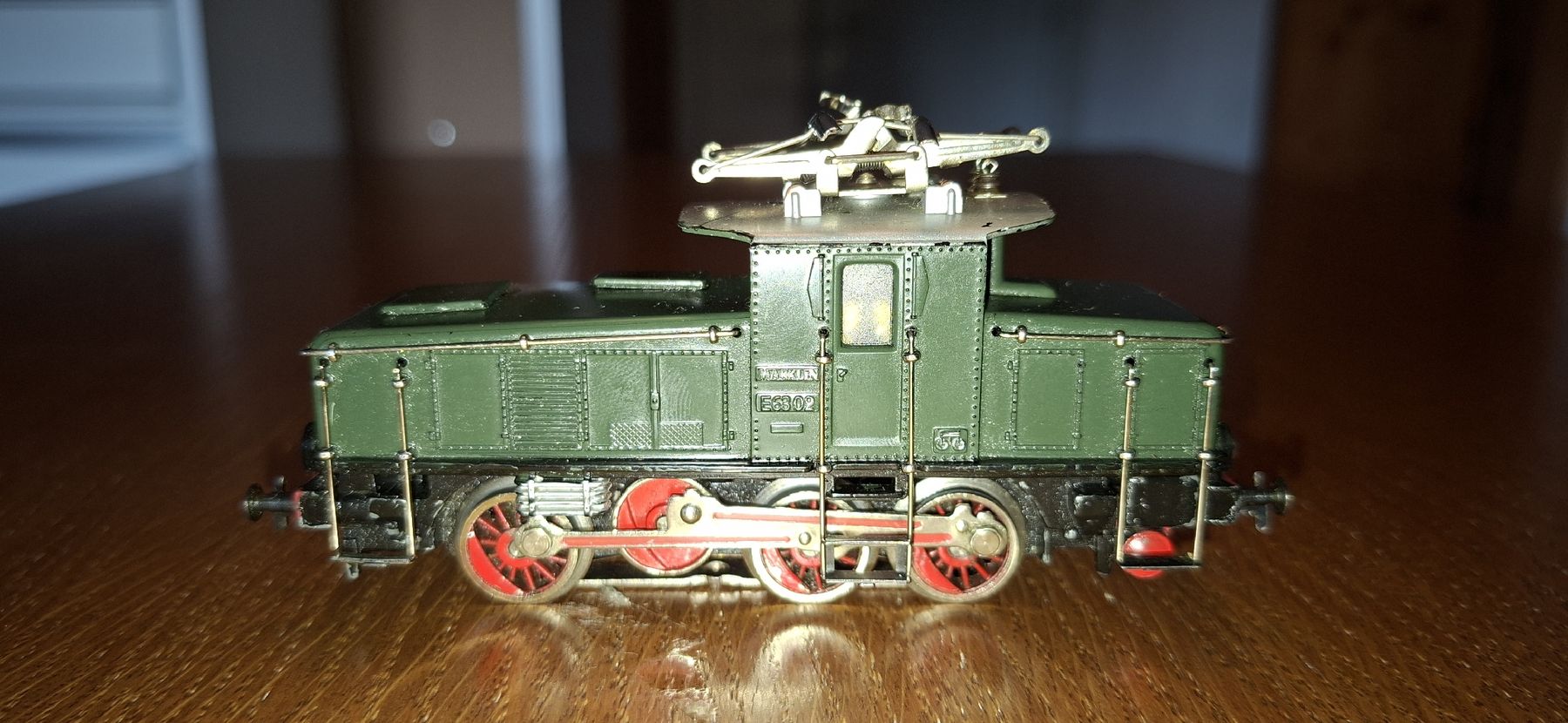 Märklin Modellini di ferrovie: H0 Märklin AC Analog Lok DB E6302. – Difettoso da Pfäffikon ZH venduto da gub_2j76 2