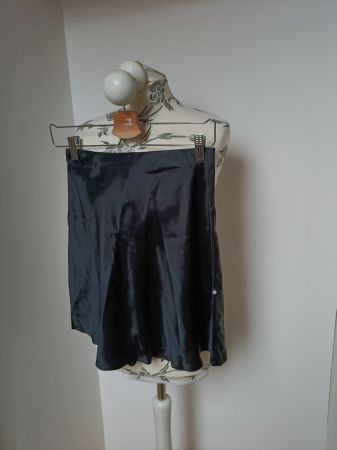 NEU! Seidenrock von Atthrea.  Die Kleiderpuppe entspricht Gr