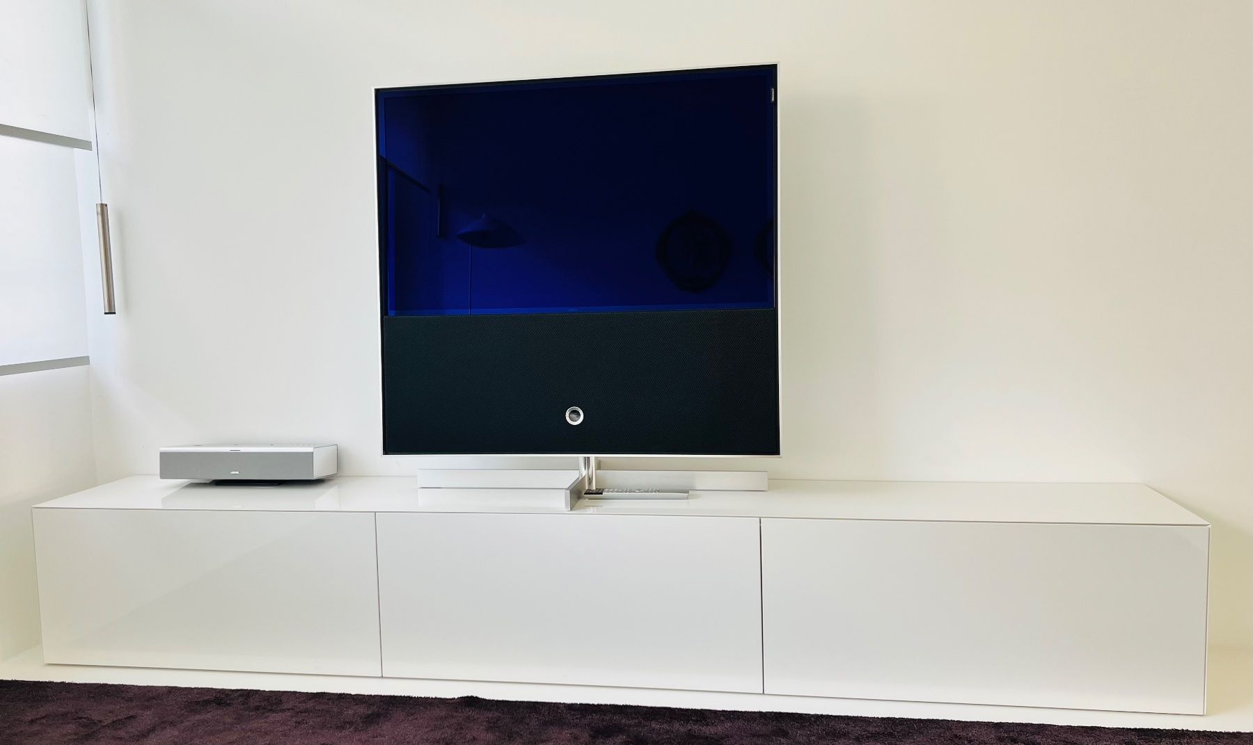Loewe Meubles TV: Loewe Reference ID40 mit Standfuss +Lowboard weiss Hochglanz – D'occasion à ZUG par sch_xpf5 2