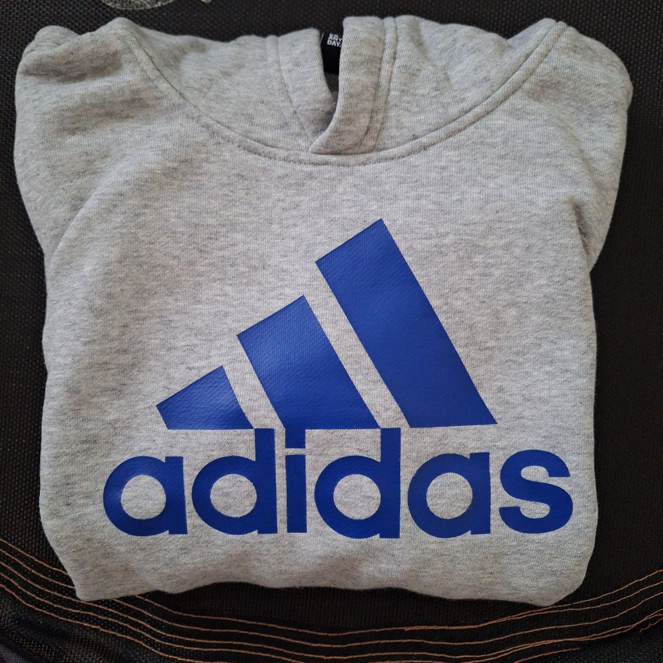 Adidas Maglioni & Felpe: Grauer Adidas Kapuzenpullover Gr. 152 / 11-12 J. – Nuovo (secondo la descrizione) da Hettenschwil venduto da Schneuggi2 1