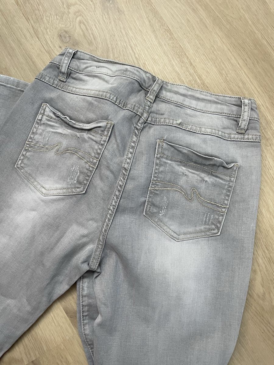 Jeans: Light grey denim jeans with flower embroidery – Gebraucht aus Birmensdorf ZH von Samantha_07 1