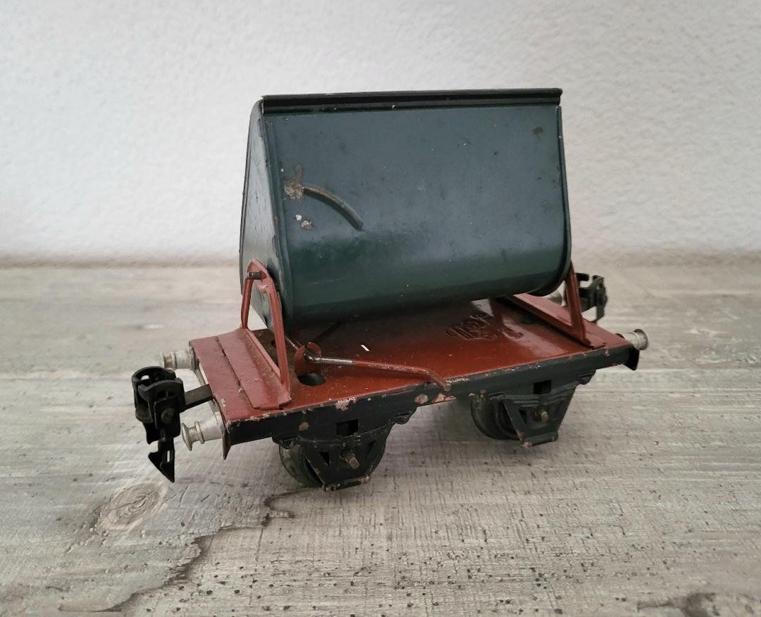 Märklin Modelleisenbahnen: Märklin Spur 0 Güterwagen 1972/0 Kipplore rot – Gebraucht aus Dielsdorf von  7