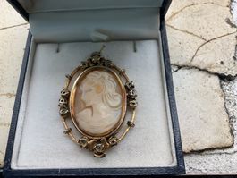 Vintage Anhänger Muschelgemme in Messingumrandung