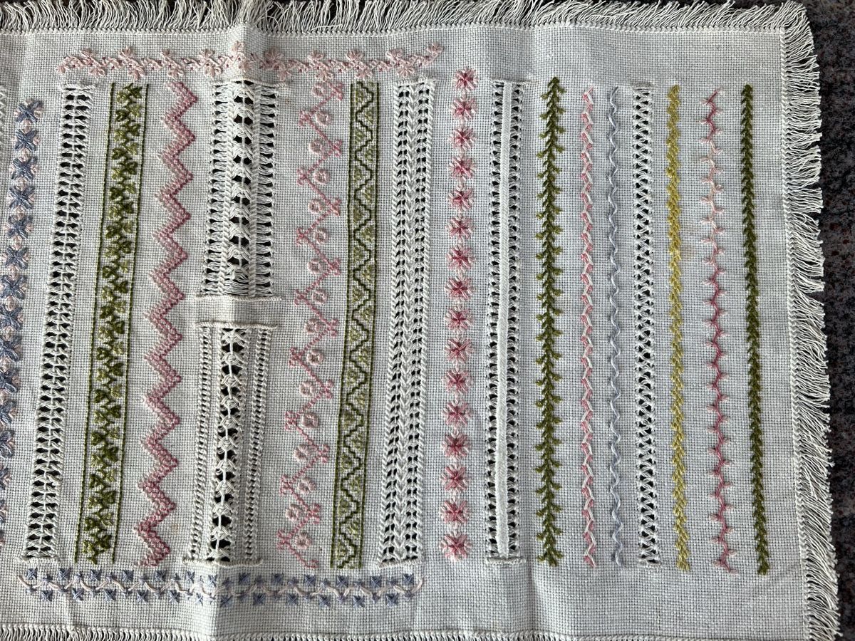 Autre linge de table: Handgesticktes Deckchen, versch. Muster, Vintage – Neuf (Voir description) à Hochdorf par la_nationale 3