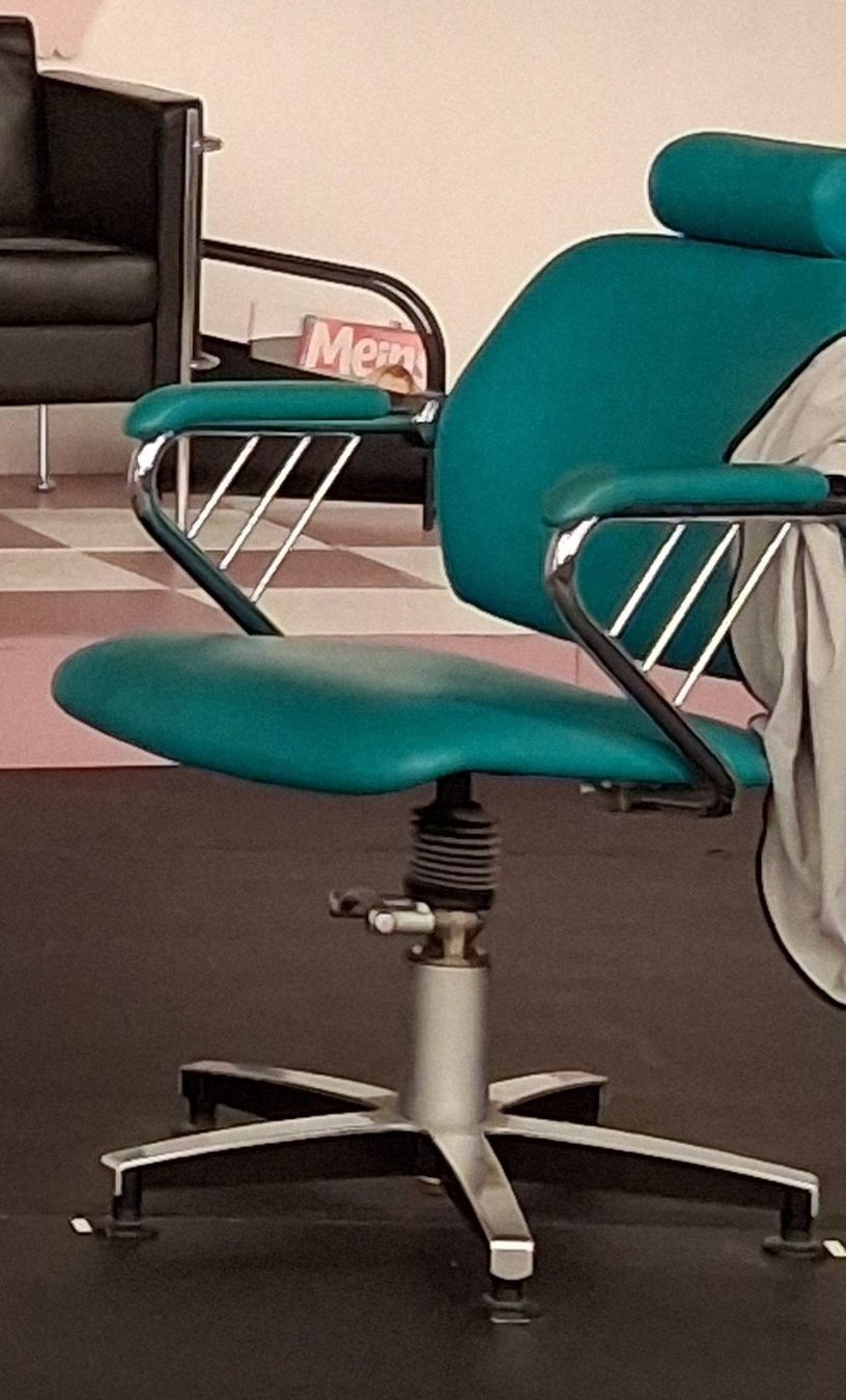 Kosmetik-& Massageliegen: zwei Friseurstühle – Gebraucht aus Basel von jbm_8528