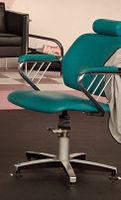 zwei Friseurstühle