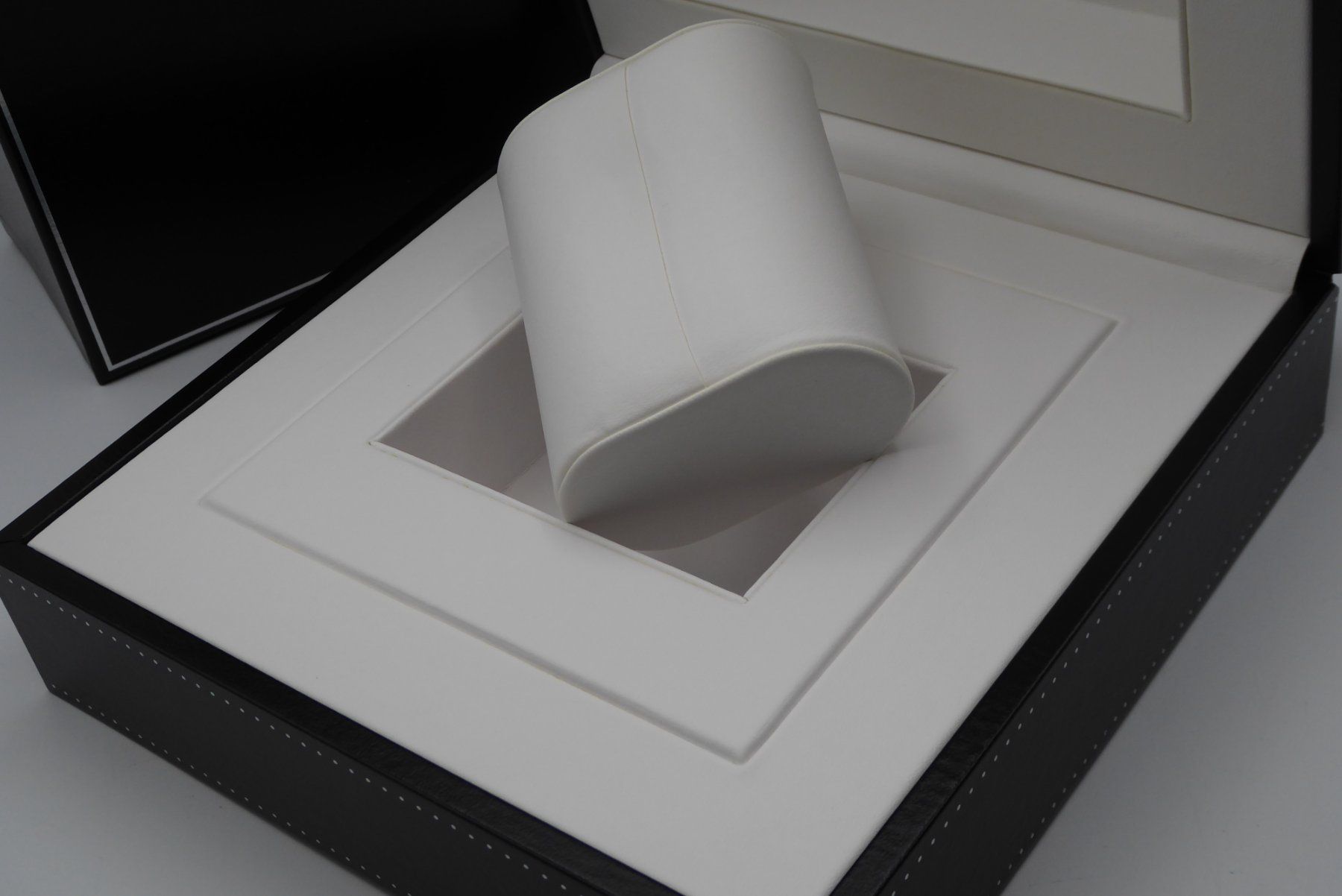 Scatole porta orologi: Jorg Hysek Box for Watch – Nuovo (secondo la descrizione) da Geneve venduto da adr_xk6n 7