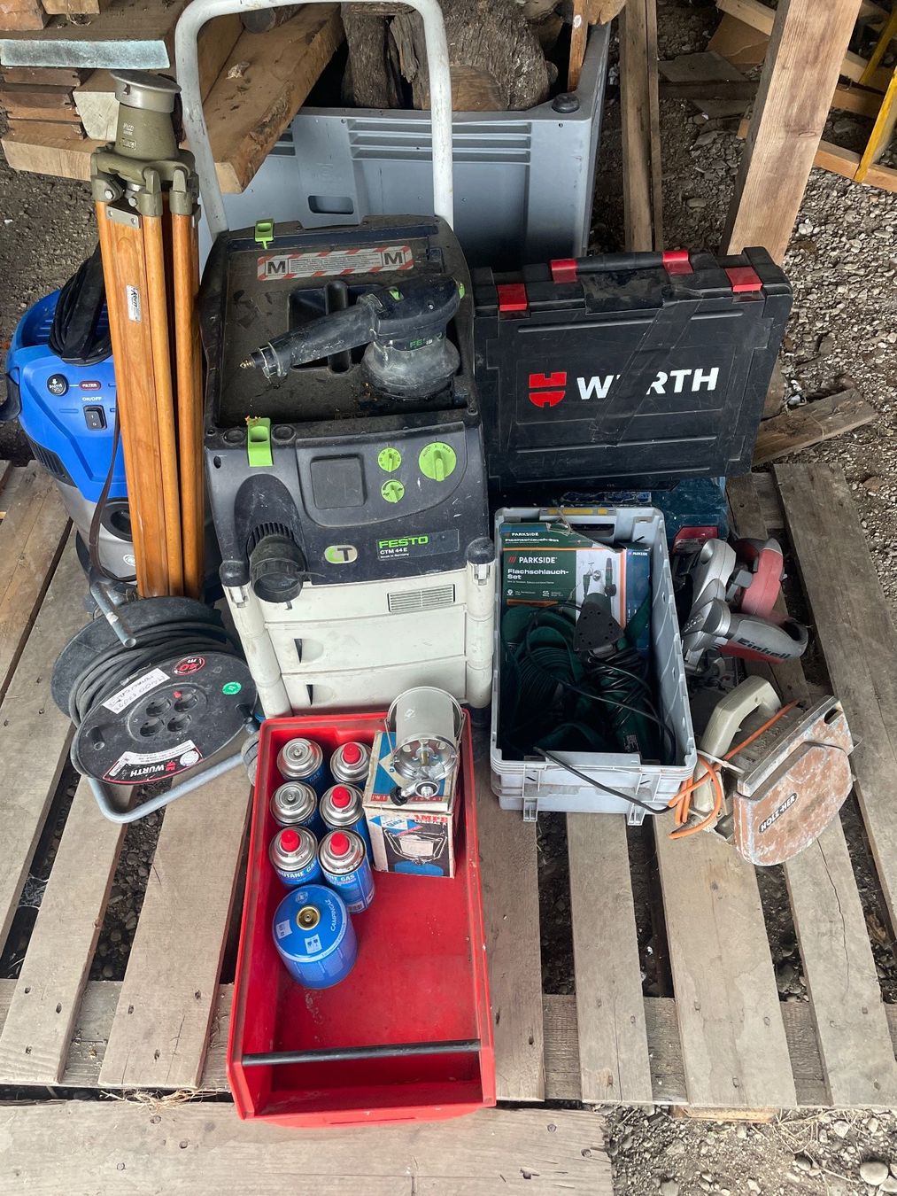 Tous les outils: Rest Posten mit Camping Zubehör – D'occasion à Giebenach par Toto222