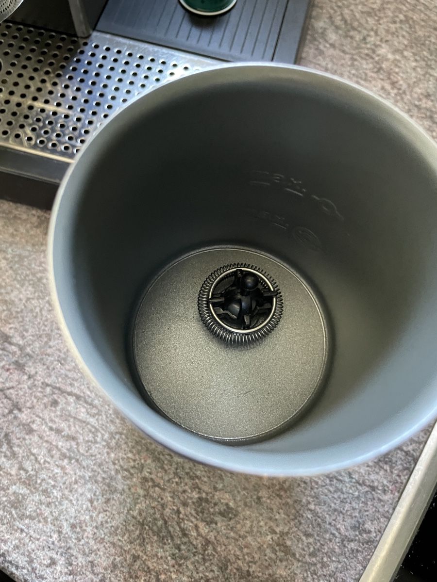Nespresso Machines à café & Machines à expresso: Nespresso Kaffeemaschine mit Milchaufschäumer  – D'occasion à Dottikon par JP_13 4