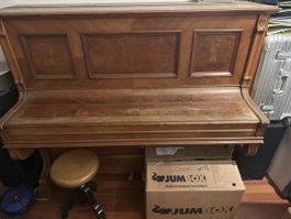 altes Klavier aus holz, elfenbeintasten