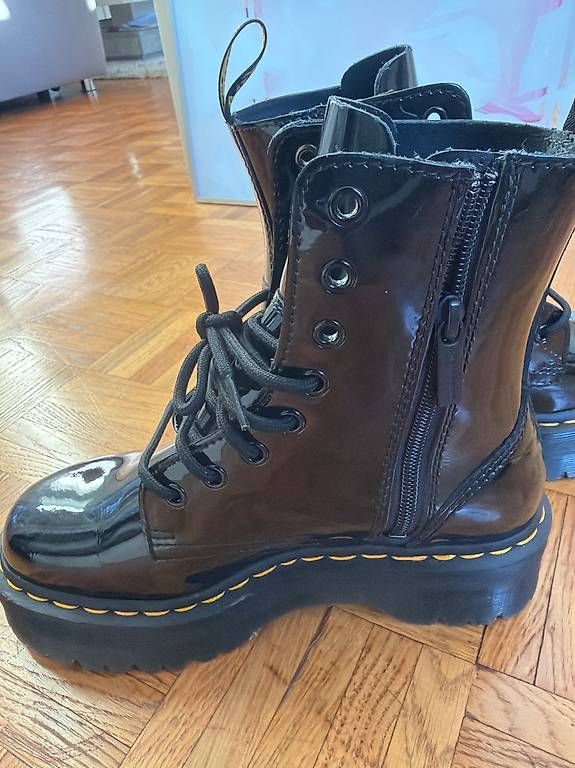 Chaussures femmes: Bottes doc Martens  – D'occasion à La Tour-de-Peilz par pil_j6nr 2