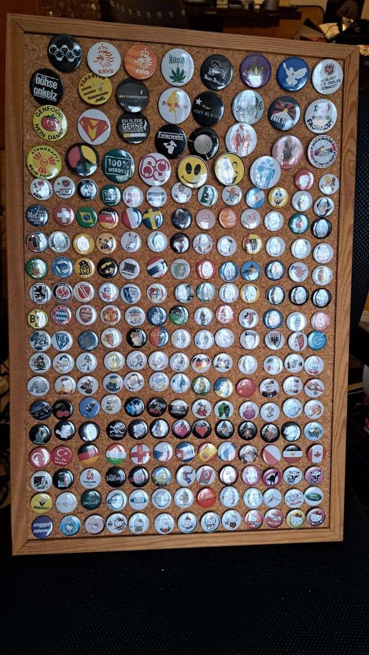 Broschen & Nadeln: Belle Collection de Badges 24mm et 37mm – Gebraucht aus Cernier von Poussetofiol