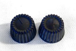 2x Phenolharz / Bakelit - KNÖPFE zu wohl altem USA - Radios