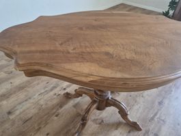 traumhafter Tisch Nussbaum antik Beistelltisch 