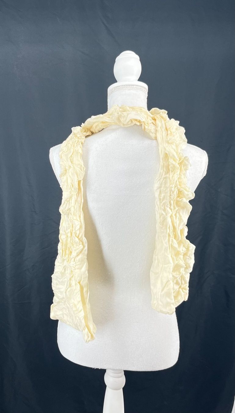 Foulards & écharpes: A DESIGN Écharpe crème en soie – D'occasion à Lausanne par PlusValue_Lausanne 2