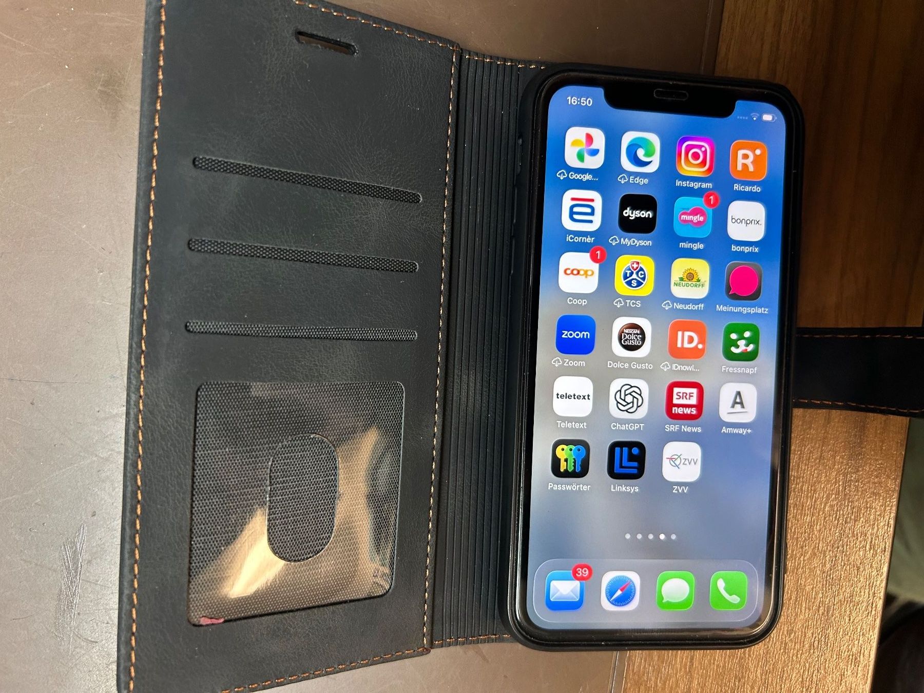 Apple Handys / Smartphones: iPhone 11 mit neuer Leder Klapphülle mit Kartenfach – Gebraucht aus Uster von peter1313 2