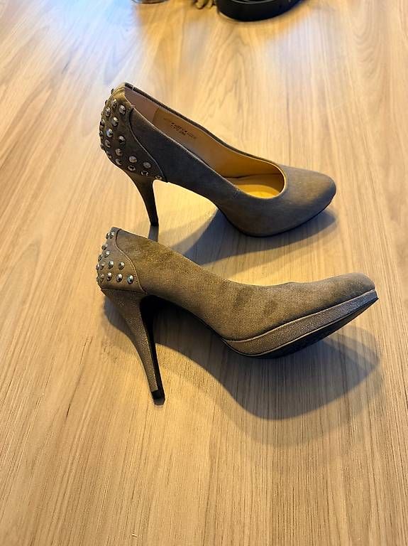 Chaussures femmes: Graue Pumps – D'occasion à Bözberg par van_52qk 1