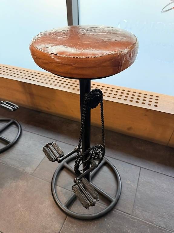 Hocker: Barhocker mit Pedalen – Gebraucht aus Tüscherz-Alfermée von gra_8sd9