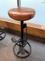 Barhocker mit Pedalen