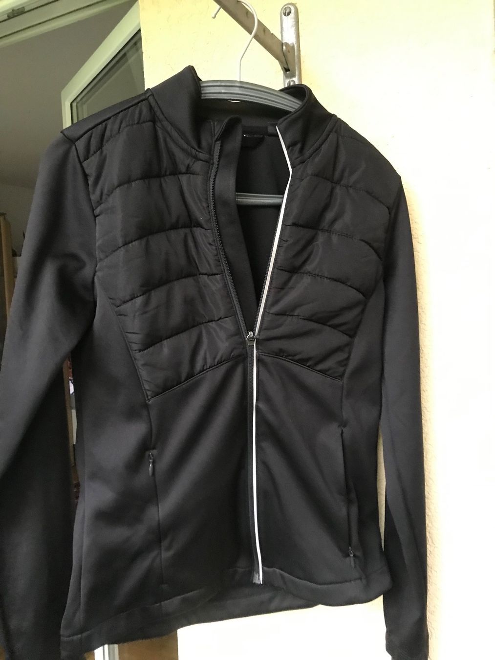 Jacken: schwarze Damenjacke Grösse S – Neu (gemäss Beschreibung) aus Au/ZH von markthallerapperswil 1