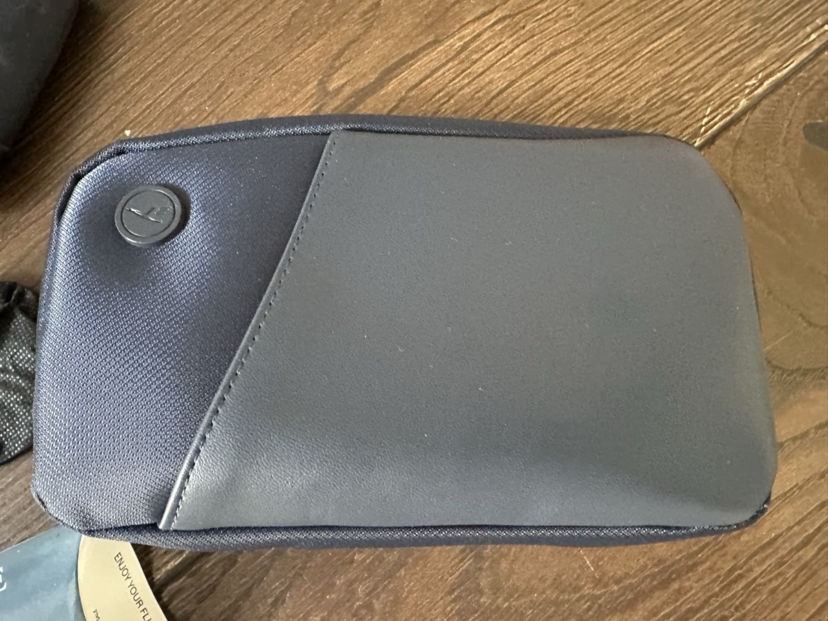 Custodie per cosmetici: Lufthansa Business Class Amenity Kit – Nuovo (secondo la descrizione) da Büren SO venduto da Nico59 1