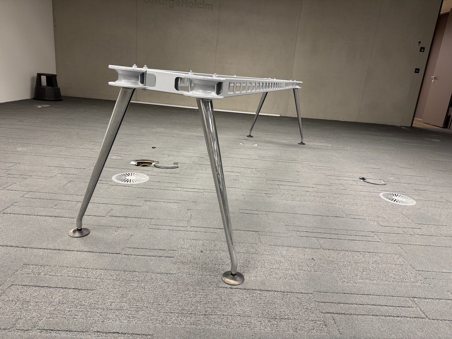 Vitra Tavoli: Vitra MedaMorph Sitzungszimmertisch Untergestell  252cm – Usato da Affoltern am Albis venduto da Zapro 6