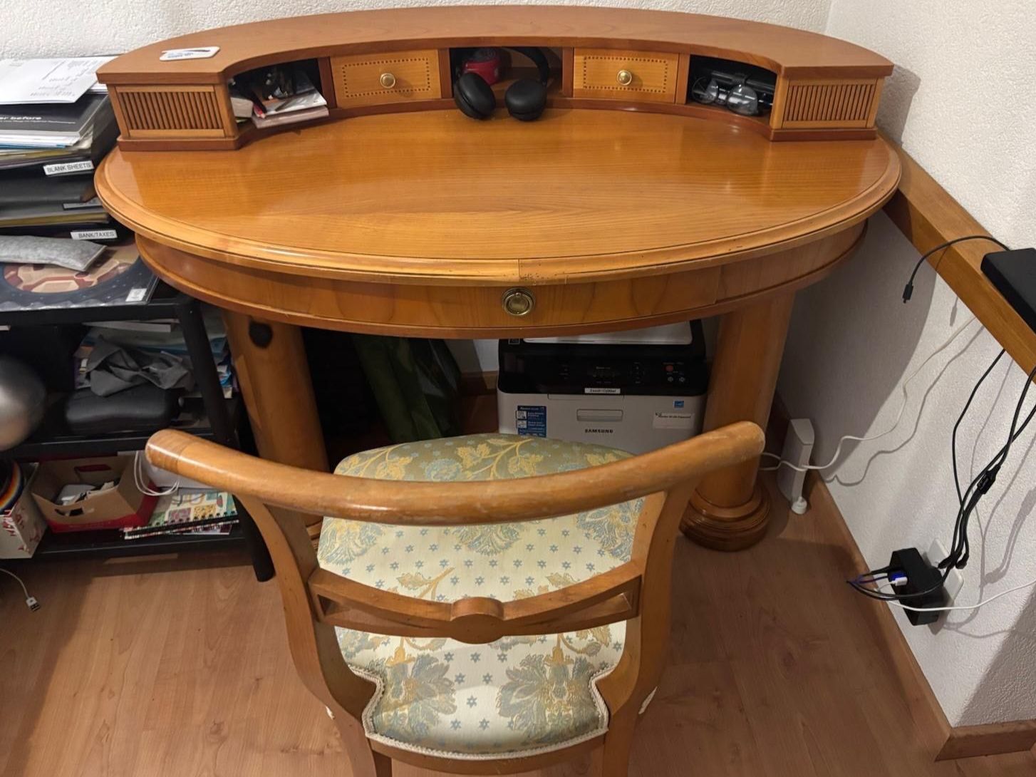Bureaux: Selva Frisiertisch  Oval mit Stuhl – D'occasion à Utzenstorf par Horner18