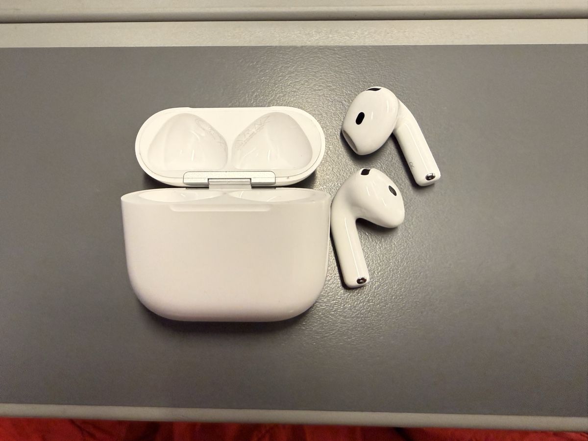 Apple Cuffie: Apple AirPods 4 mit Case ohne ANC – Usato da Zürich venduto da chr_fgf7