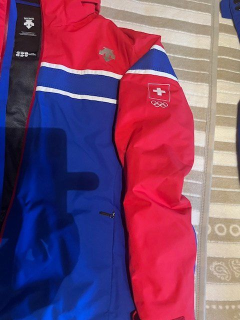 Costumes: Ensemble de ski "DESCENTE" avec logo Swiss Olympic – D'occasion à Val-d'Illiez par del_6lmm 2