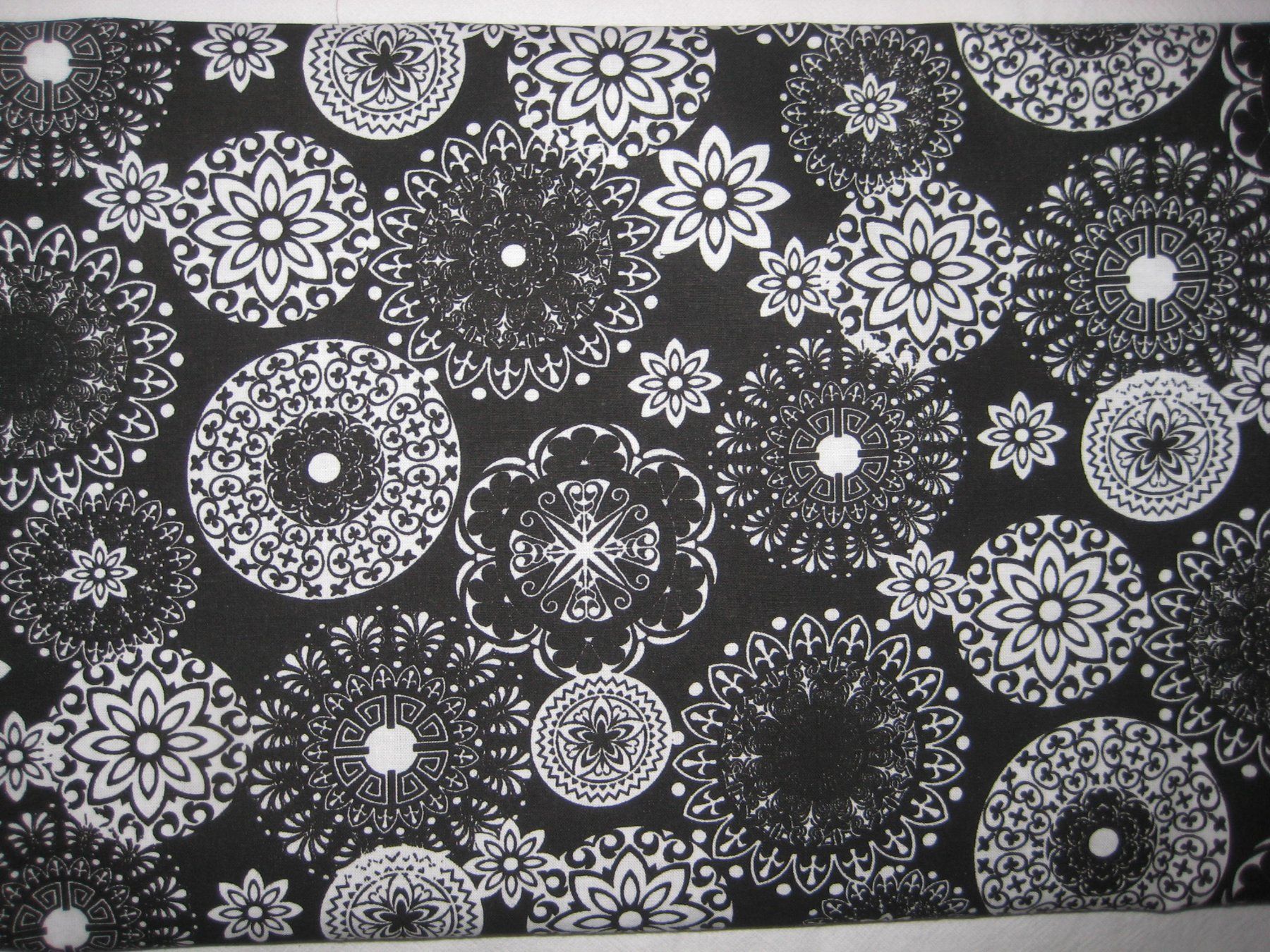 Tessuti: Baumwollstoff schwarz mit weissen Mandala – Nuovo e nell'imballaggio originale da Füllinsdorf venduto da Schlupp