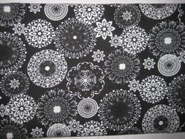 Baumwollstoff schwarz mit weissen Mandala