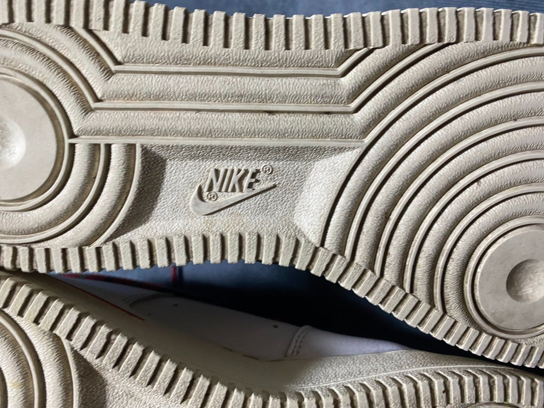 Nike Scarpe da uomo: Air Force Custom Rot Carriert Grösse 42 – Usato da Liestal venduto da Octo_Vintage 7