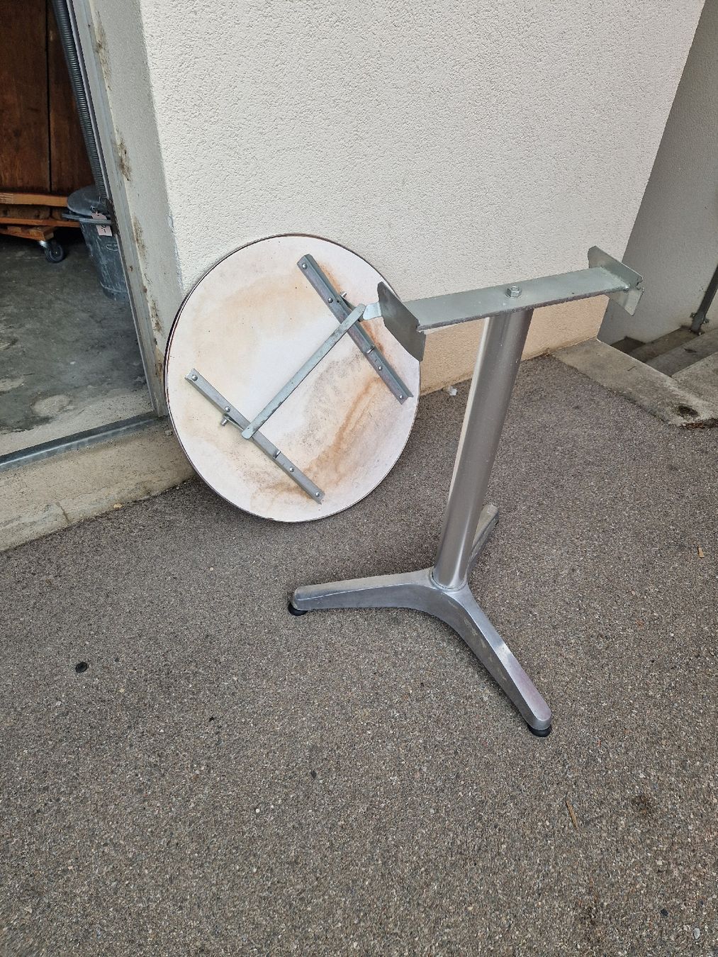 Tavoli: Runder Gartentisch mit Edelstahl-Look, Durchmesser 60cm – Usato da Mörigen venduto da Clio111 1