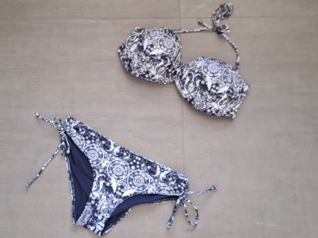 Blau-weisser Bikini Gr. 38 (Unterteil), Gr. 42 (Oberteil)