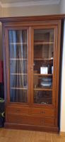 Elegante Holz-Vitrine mit Glastüren & Schubladen – Top Zusta