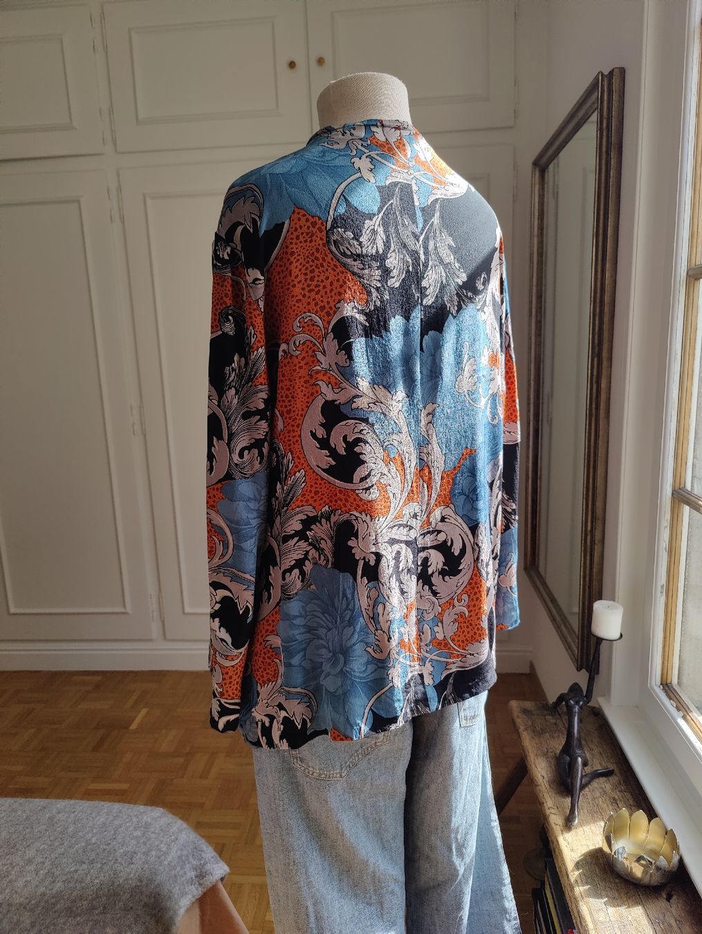 Chemisiers: Vintage Pure Silk Patterned Blouse with Chains – D'occasion à La Tour-de-Peilz par dAutrefois 2