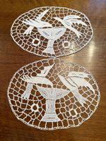 2 Spitzendeckchen oval Vogelmotiv weiss gebraucht