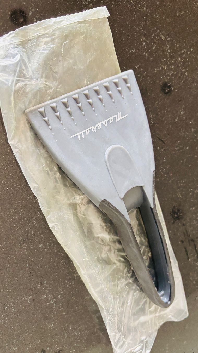 Maserati Tutti pezzi di ricambio auto: Original Fzg. Maserati Eiskratzer – Nuovo (secondo la descrizione) da Lengnau BE venduto da 4ConsultingSolutions 2