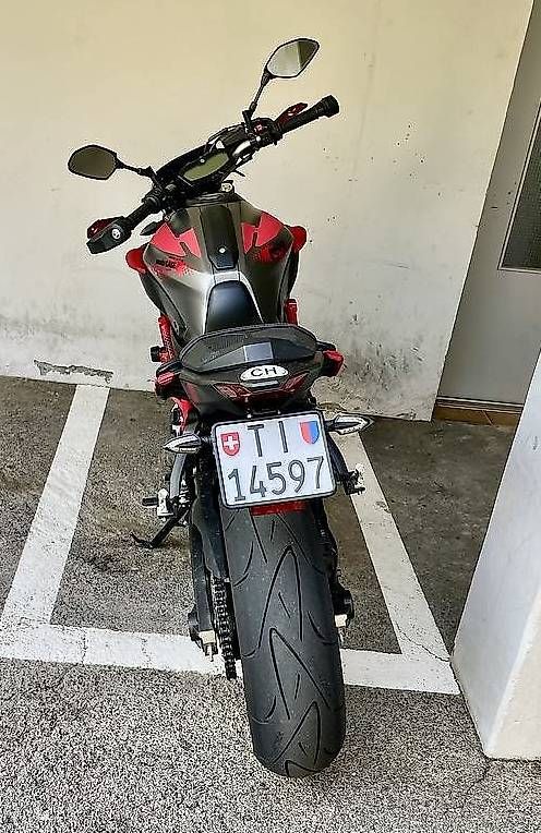 Yamaha Strada: Yamaha MT-07 ABS Moto Cage – 6’500 km – Akrapovič – Usato da Giubiasco venduto da jul_5c5b 1