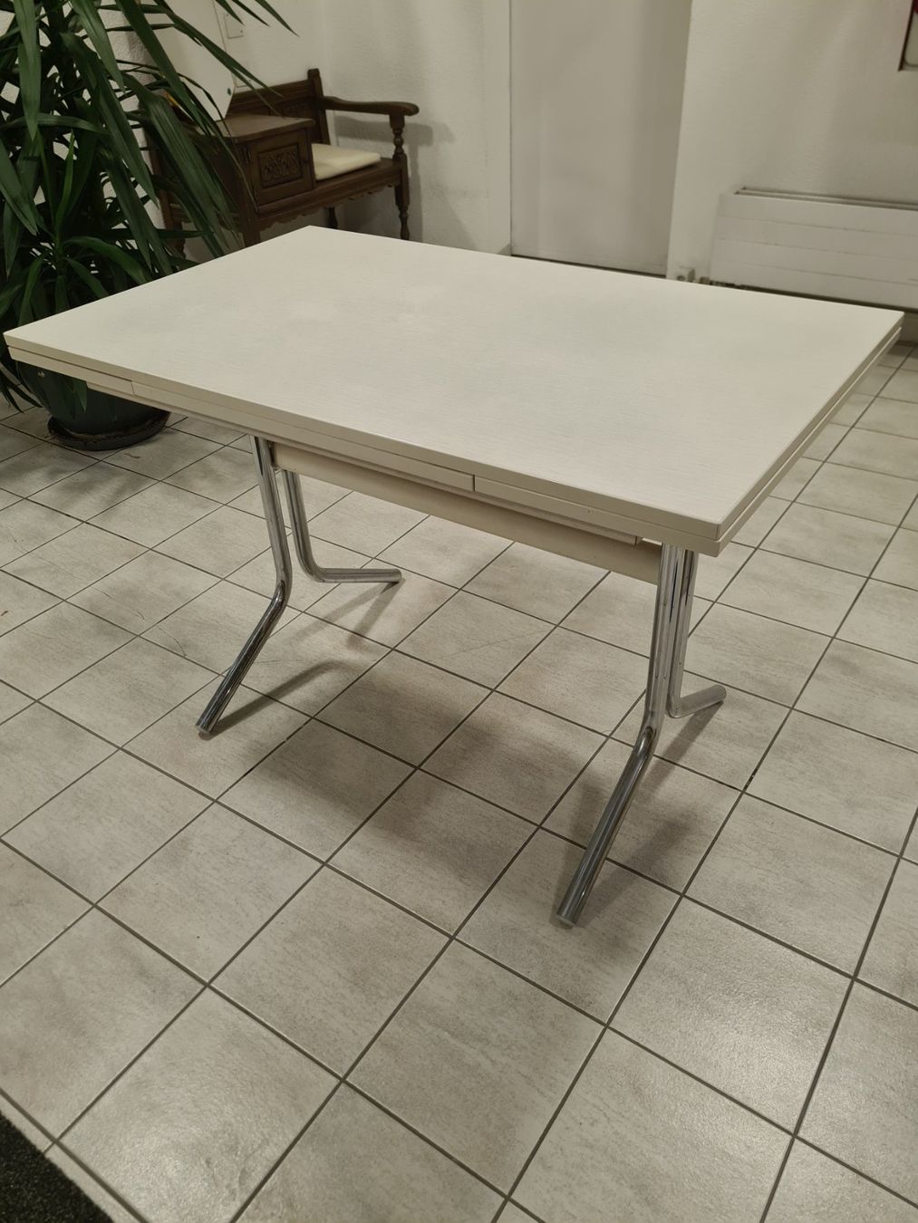 Tables: Table extensible blanche pieds chromés bon état – D'occasion à Monthey par 187-zeroo 1