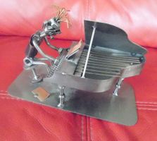 Schraubenmännchen Pianist